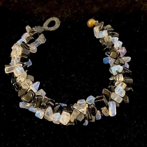 Beautiful opalescent chips mixed with onyx clear quartz crystal bracelet - Picture 1 of 10